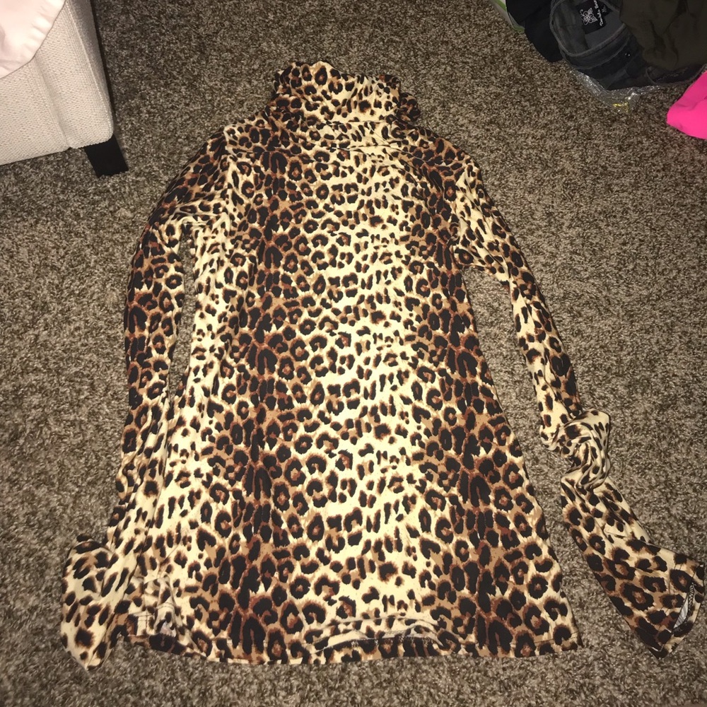 Medium leopard turtle neck